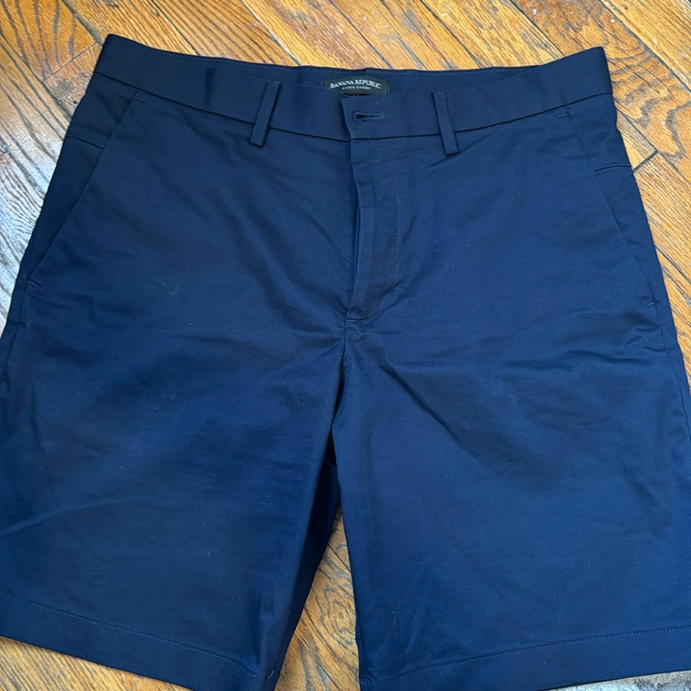 9 inch navy banana republic men’s shorts - size 31